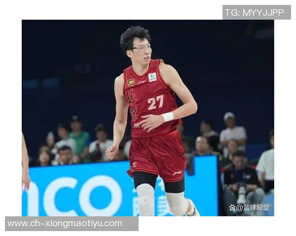 周琦因伤缺席亚洲杯赛场与队友并肩作战全力以赴进行康复训练